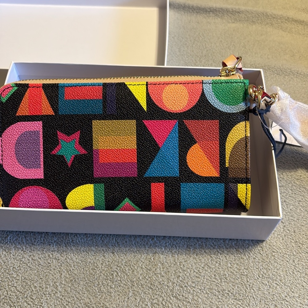 ๐ Dooney Art Deco folded zip wristlet - Picture 2 of 4